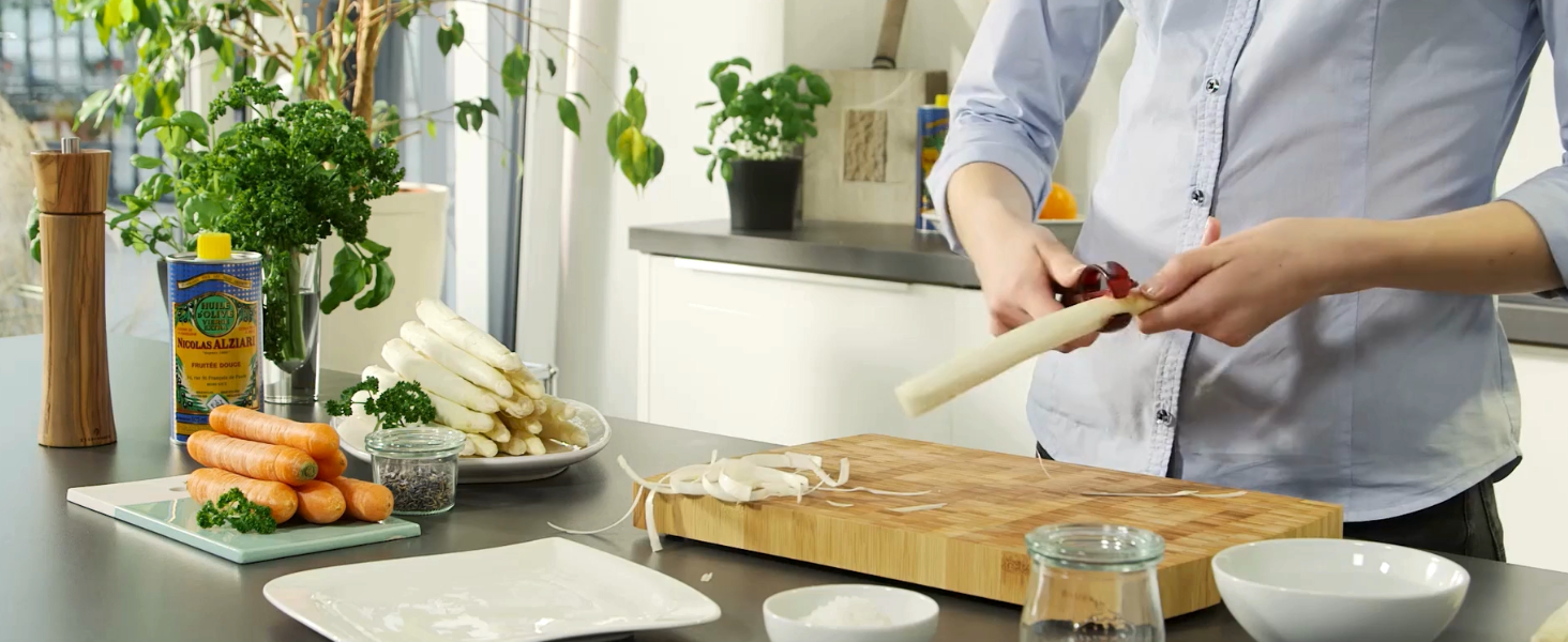 Weißer Spargel mit Zitronenbutter, Kartoffeln und Kräuterbröseln